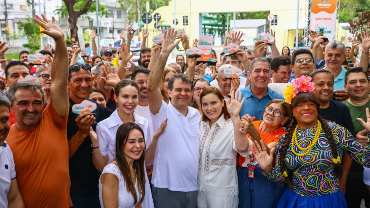 Ao lado de servidores e gestores municipais, o prefeito Evandro Leitão destacou a importância do trabalho realizado diariamente pelos colaboradores públicos.